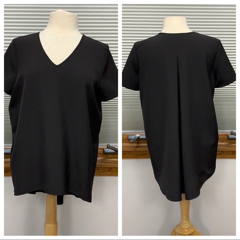 Romeo & Juliet black v-neck short sleeve blouse Size Small